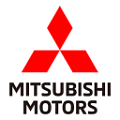 Логотип и автомобили бренда Mitsubishi на фоне склада авторазбора