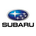 Логотип и автомобили бренда Subaru на фоне горной дороги